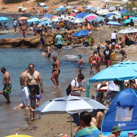 Πλήθος κόσμου στις παραλίες της Αττικής την ημέρα των Ευρωεκλογών 2024 