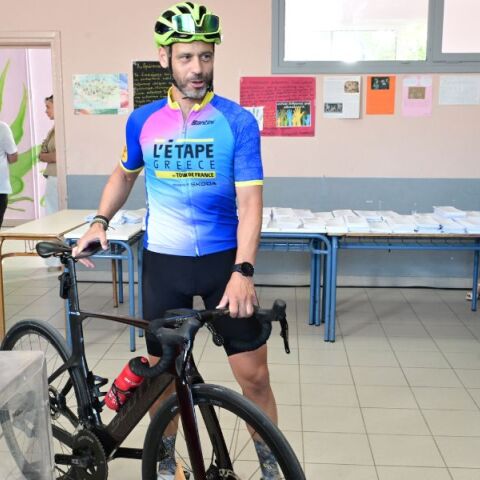 Ευρωεκλογές 2024: Ψηφοφόρος πήγε σε εκλογικό τμήμα της Αθήνας με ποδήλατο και αθλητικό εξοπλισμό - Άσκησε το εκλογικό του δικαίωμα πριν την προπόνηση. 