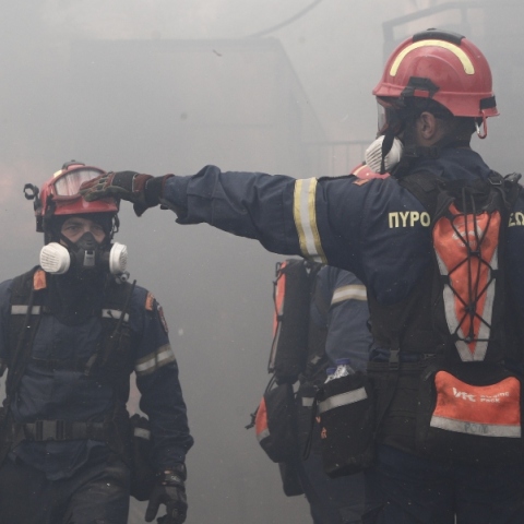 Πυροσβέστες επιχειρούν σε πυρκαγιά