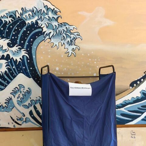 Παραβάν των Ευρωεκλογών σε εκλογικό κέντρο