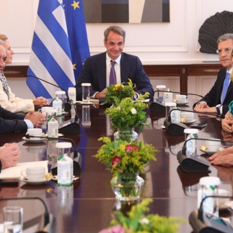 Μητσοτάκης με τους νέους ευρωβουλευτές της ΝΔ στο Μαξίμου