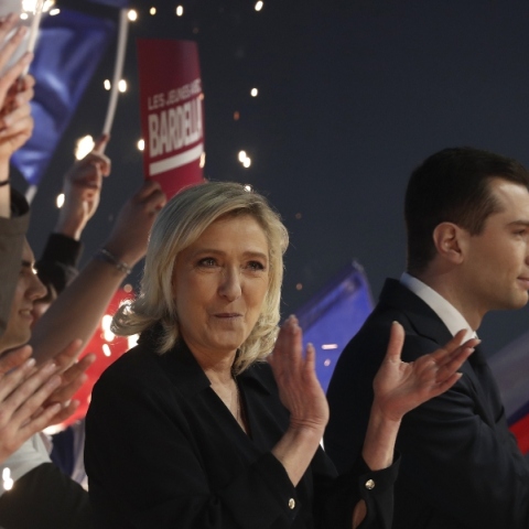 Γαλλία: Το ακροδεξιό κόμμα της Λεπέν είναι το δημοφιλέστερο σύμφωνα με νέα δημοσκόπηση