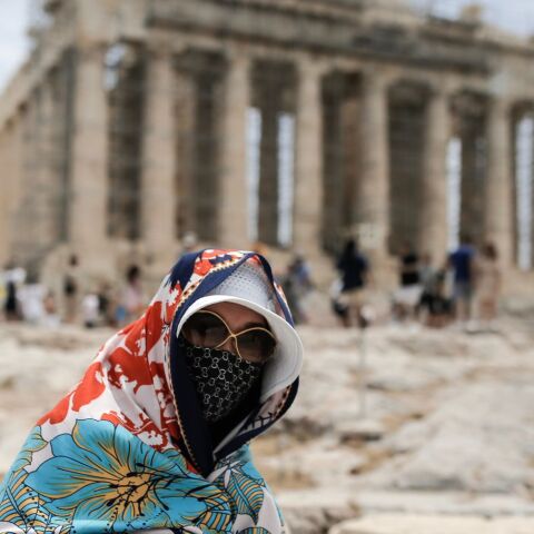 Καύσωνας στην Ελλάδα: Φωτογραφίες από το κέντρο της Αθήνας και της Θεσσαλονίκης - Κορυφώνεται το κύμα ζέστης - Η καθημερινότητα με τον υδράργυρο στα ύψη.