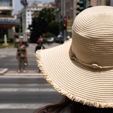 Καύσωνας: Τι να αποφεύγουμε για να προστατευτούμε από τη ζέστη