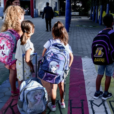 Μαθητές με τις τσάντες τους στην πλάτη στο προαύλιο του σχολείου