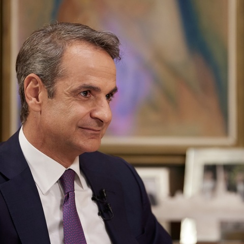 Ο πρωθυπουργός Κυριάκος Μητσοτάκης στο γραφείο του στο Μέγαρο Μαξίμου