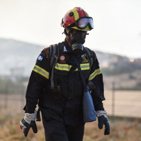 Πυροσβέστης επιχειρεί σε πυρκαγιά