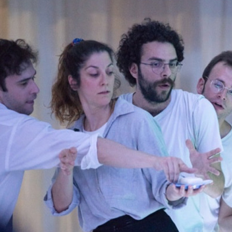 Όλοι κοιτούν το σαπούνι. Από αριστερά: Αναστάσης Γεωργούλας, Αρετή Πολυμενίδη, Δημήτρης Λώλης, Κωνσταντίνος Μαυρόπουλος. © Γιώργος Μάνος