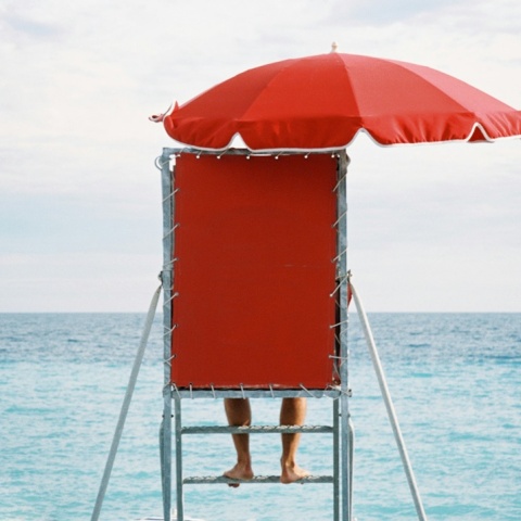 Ναυαγοσώστης στο σημείο όπου εποπτεύει την κίνηση στη θάλασσα