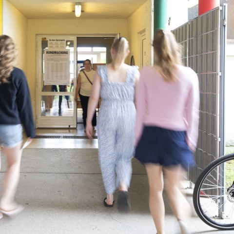 Νέοι προσέρχονται στις κάλπες για να ψηφίσουν στις Ευρωεκλογές 2024