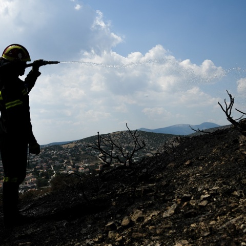 Πυροσβέστης με τη μάνικα ανά χείρας κατά την κατάσβεση