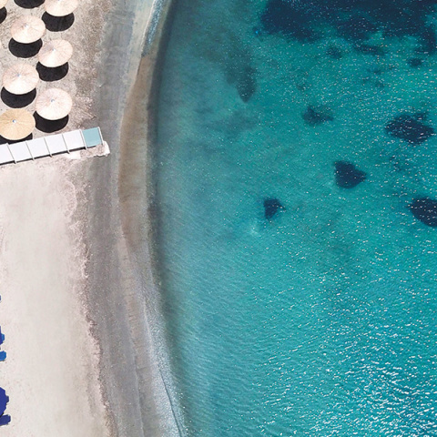 Ακριβή μου ξαπλώστρα: Ο τιμοκατάλογος στις 8 πιο γνωστές οργανωμένες παραλίες της Αττικής