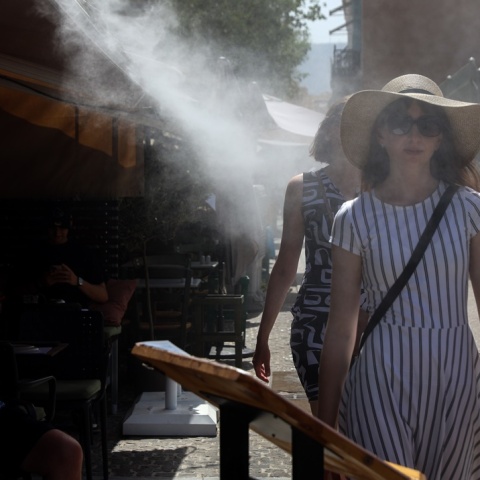 Δροσιά από μηχάνημα χώρου εστίασης στην καρδιά της Αθήνας υπό συνθήκες καύσωνα