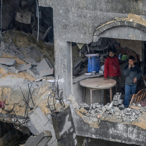 Λεηλατήθηκε μεγάλο κομβόι με φορτηγά που μετέφεραν τρόφιμα στη Γάζα 