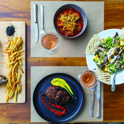 Ροζ Πάνθηρας: Στέκι των καλοφαγάδων για εξαιρετικές κοπές στο Παγκράτι