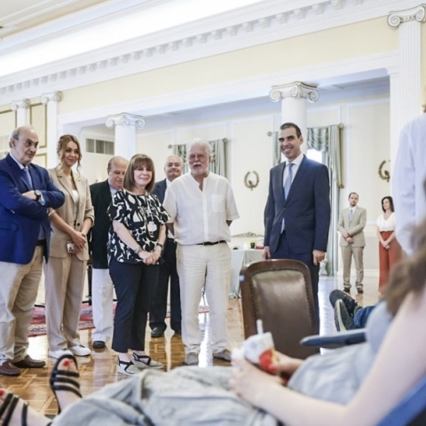 Εθελοντική αιμοδοσία στο Προεδρικό Μέγαρο παρουσία Σακελλαροπούλου