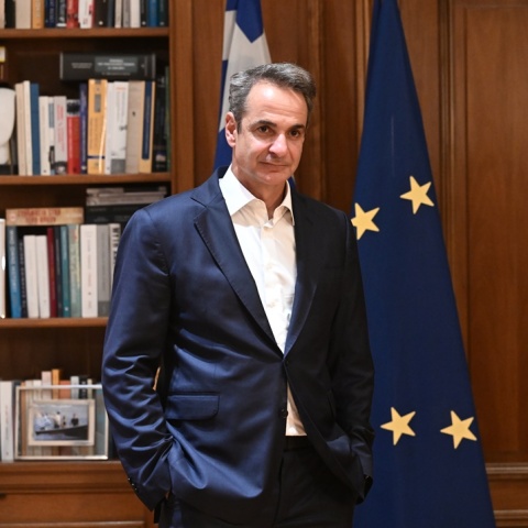 Ο πρωθυπουργός Κυριάκος Μητσοτάκης στο γραφείο του στο Μέγαρο Μαξίμου