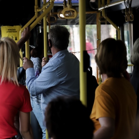 Επιβάτες σε λεωφορείο