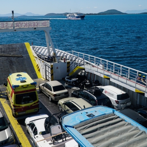 Αυτοκίνητο βούτηξε στη θάλασσα ενώ έβγαινε από το ferry boat