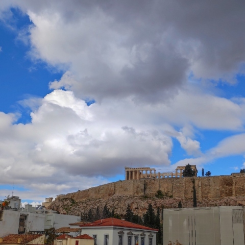 Καιρός σήμερα: Ζέστη και τοπικές βροχές την Κυριακή