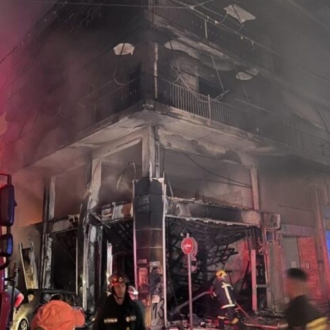 Κάτω Πατήσια: Φωτιά σε κατάστημα επίπλων στο ισόγειο πολυκατοικίας