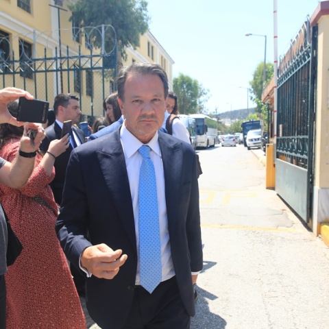 Ο Απόστολος Λύτρας έξω από τα δικαστήρια όπου ομολόγησε τον ξυλοδαρμό της συζύγου του