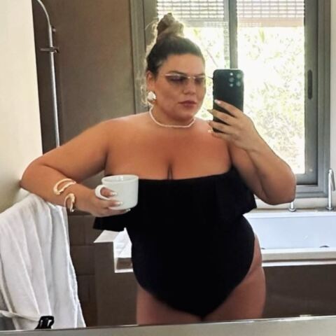 Δανάη Μπάρκα: Ποζάρει με μαύρο ολόσωμο μαγιό