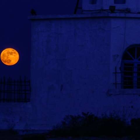 Πανσέληνος Ιουνίου 2024 ή «φεγγάρι της φράουλας» πίσω από ναό