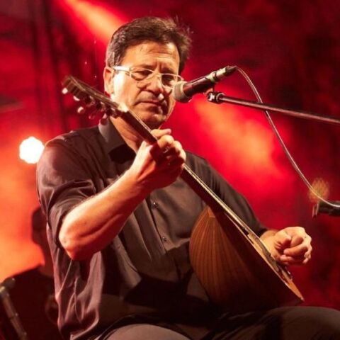 Ο Θανάσης Παπακωνσταντίνου έδωσε τη τελευταία του συναυλία στο Θέατρο Βράχων και έστειλε ένα ξεχωριστό μήνυμα στους ανθρώπους που τον συνόδεψαν όλα αυτά τα χρόνια.