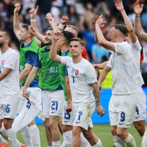 Οι παίκτες της Σλοβακίας πανηγυρίζουν την σπουδαία νίκη επί του Βελγίου για το Euro 2024