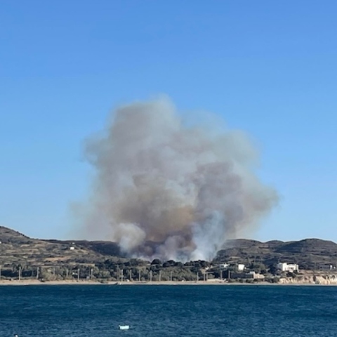 Φωτιά τώρα στη Μήλο: Μήνυμα 112 στους κατοίκους