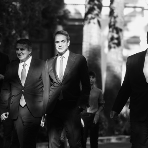 Ο Κυριάκος Μητσοτάκης εξέρχεται από το Μέγαρο Μαξίμου με τον υπουργό Εσωτερικών, Θοδωρή Λιβάνιο