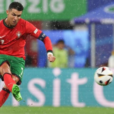 Ο Κριστιάνο Ρονάλντο σε εκτέλεση φάουλ κόντρα στην Τσεχία