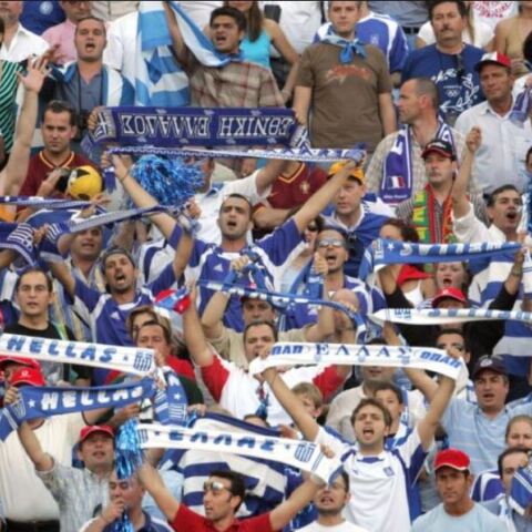 Euro 2004: Η ιστορία πίσω από το σύνθημα «Σήκωσέ το»