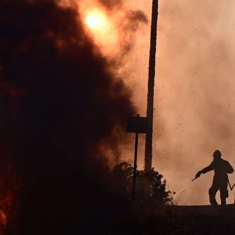 Φωτιές: Δυσμενείς οι καιρικές συνθήκες - Ο χάρτης επικινδυνότητας 