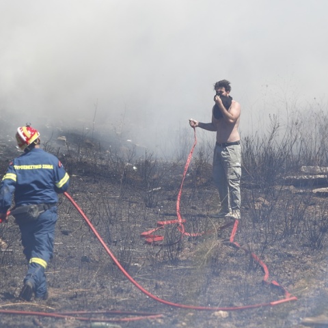Πολίτης βοηθά στο έργο της κατάσβεσης στη Βάρης - Κορωπίου