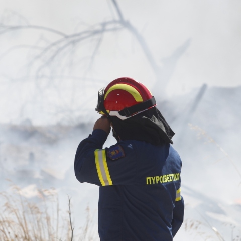 Φωτιά - Πυροσβέστης επιχειρεί σε πυρκαγιά