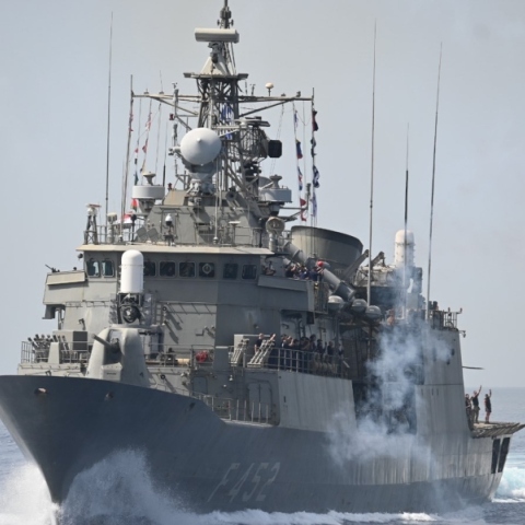 Η φρεγάτα «ΨΑΡΑ» αποπλέει για τον Κόλπο του Άντεν 