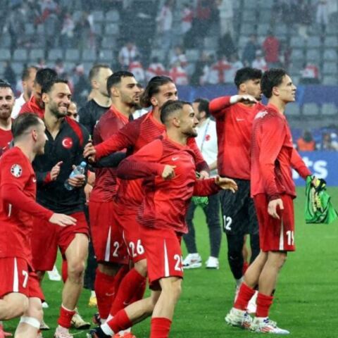 Οι Τούρκοι διεθνείς πανηγυρίζουν την πρώτη τους νίκη στο Euro 2024