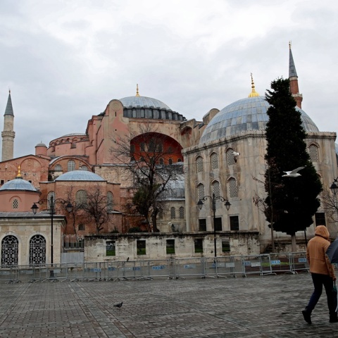 Αγία Σοφία και πολίτες που περπατούν μπροστά με την ομπρέλα τους