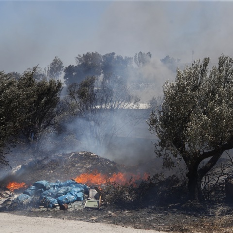 Μπάζα και χορτάρια σε ακαθάριστα οικόπεδα στη Βάρης - Κορωπίου έχουν αρπάξει φωτιά