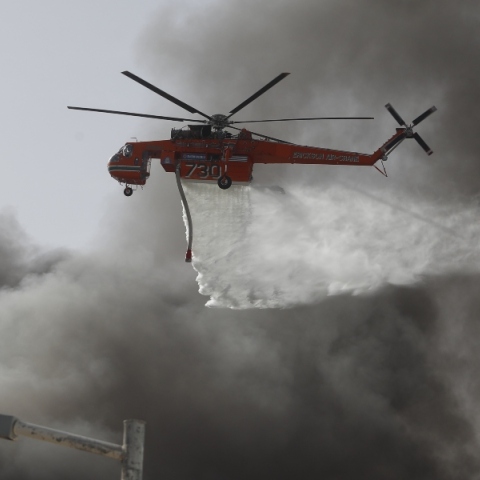 Φωτιά τώρα στο Μενίδι: Διακοπή της κυκλοφορίας 