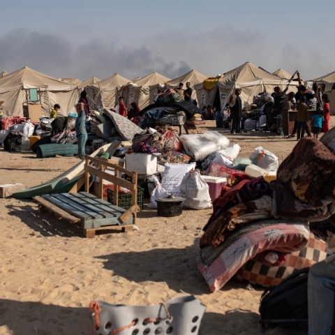 Ισραήλ: Σφυροκοπά καταυλισμούς προσφύγων στη Γάζα