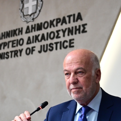 Φλωρίδης για ενδοοικογενειακή βία: Ηλεκτρονική επιτήρηση με βραχιολάκι