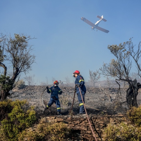 Πυροσβέστης και πυροσβεστικά αεροσκάφη σε επιχείρηση κατάσβεσης φωτιάς