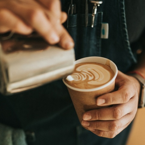 Μπαρίστα φτιάχνει καφέ σε συσκευασία take away