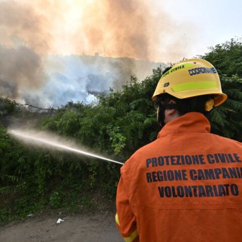 Ιταλία: Η Νάπολη έχει καλυφθεί από στάχτη εξαιτίας μεγάλης πυρκαγιάς - Αεροπλάνα Canadair συμμετέχουν στις προσπάθειες πυρόσβεσης.