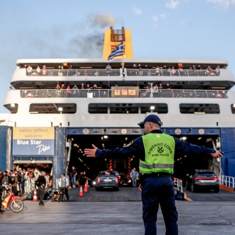 Αγίου Πνεύματος 2024: Φεύγουν με πλοία για το τριήμερο 