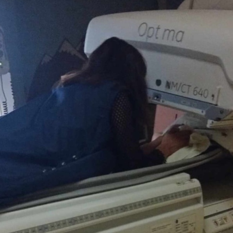 Aκτινολόγος στο «Ελπίδα» στον αξονικό τομογράφο με εγκαταλελειμμένο βρέφος