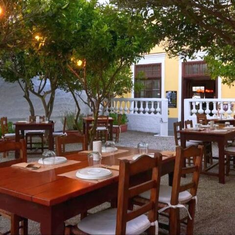 «Aρίων», ένα λαμπερό στέκι στη Σκάλα της Πάτμου